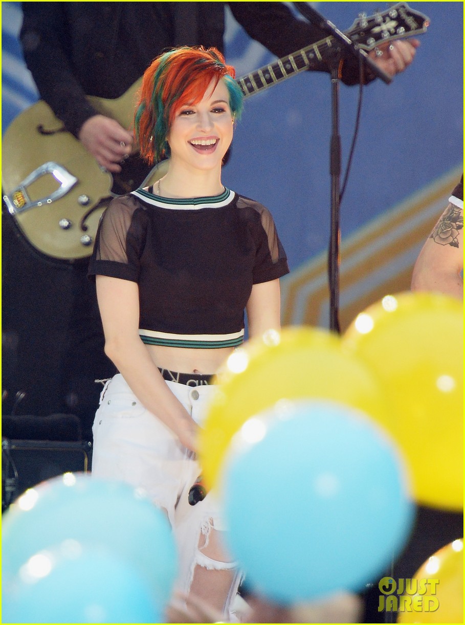paramore get drenched during gma concert 123134700
