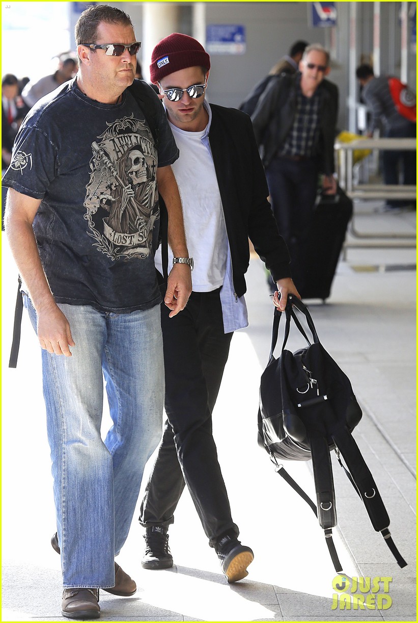robert pattinson flys out of sydney after rover premiere 07