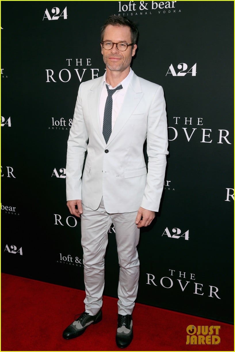robert pattinson guy pearce rover hollywood premiere 043134356