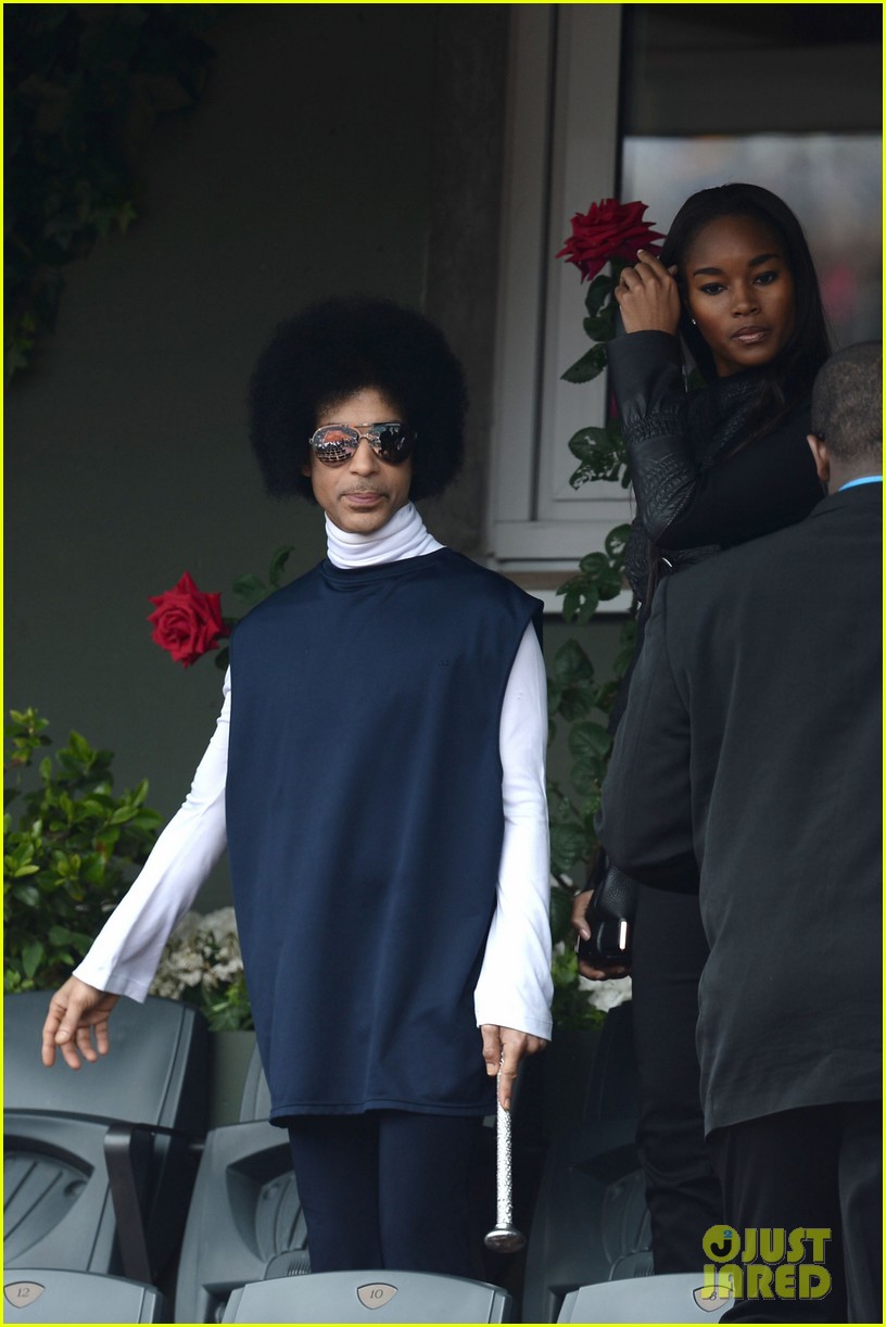 prince holds court with his sceptor at the french open 053126472