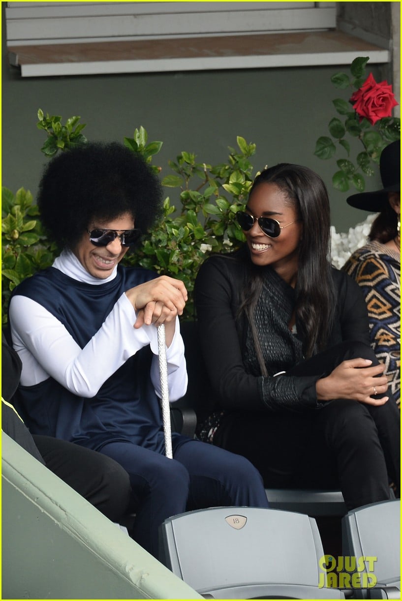 prince holds court with his sceptor at the french open 09