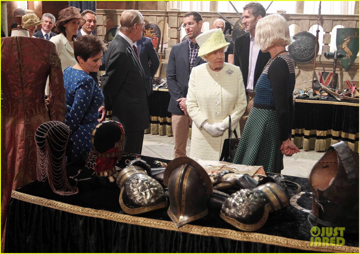 queen elizabeth visits game of thrones set 043142586