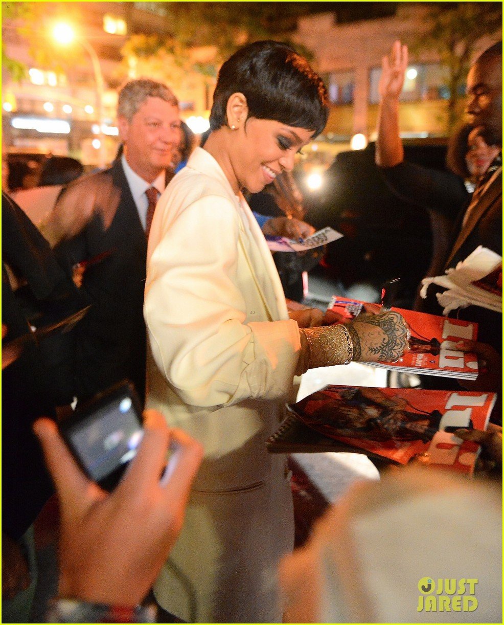 rihanna covers up for celebratory dinner after cfda awards 023127220