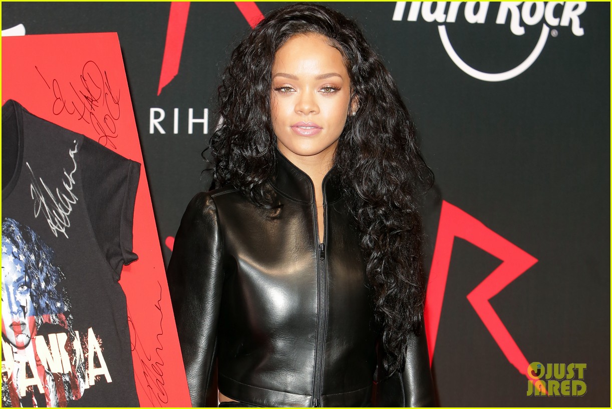 rihanna launches limited edition t shirt for charity 05