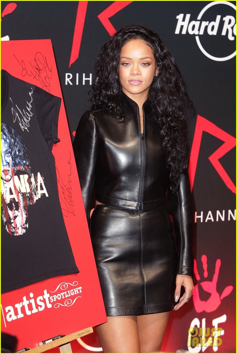 rihanna launches limited edition t shirt for charity 12