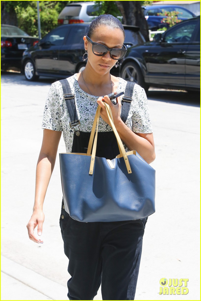 zoe saldana covers her belly after pregnancy rumors surface 023146258