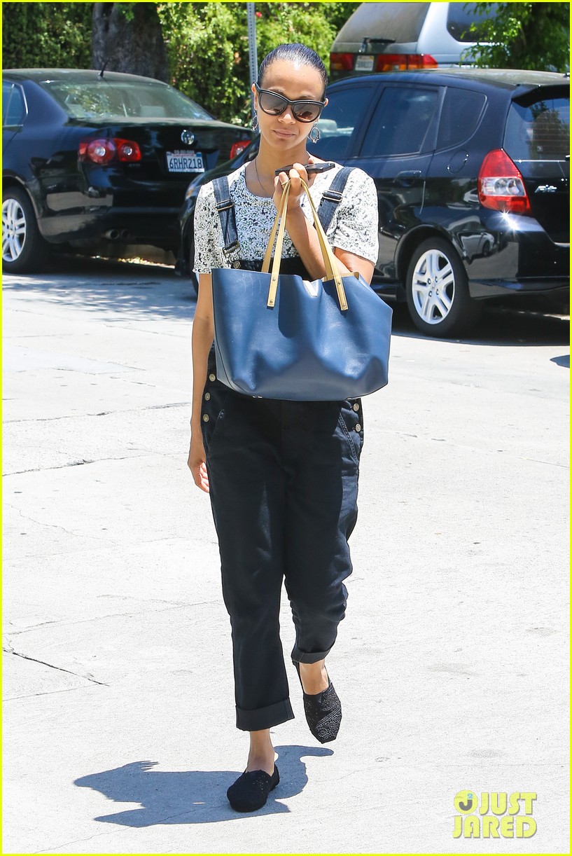 zoe saldana covers her belly after pregnancy rumors surface 05