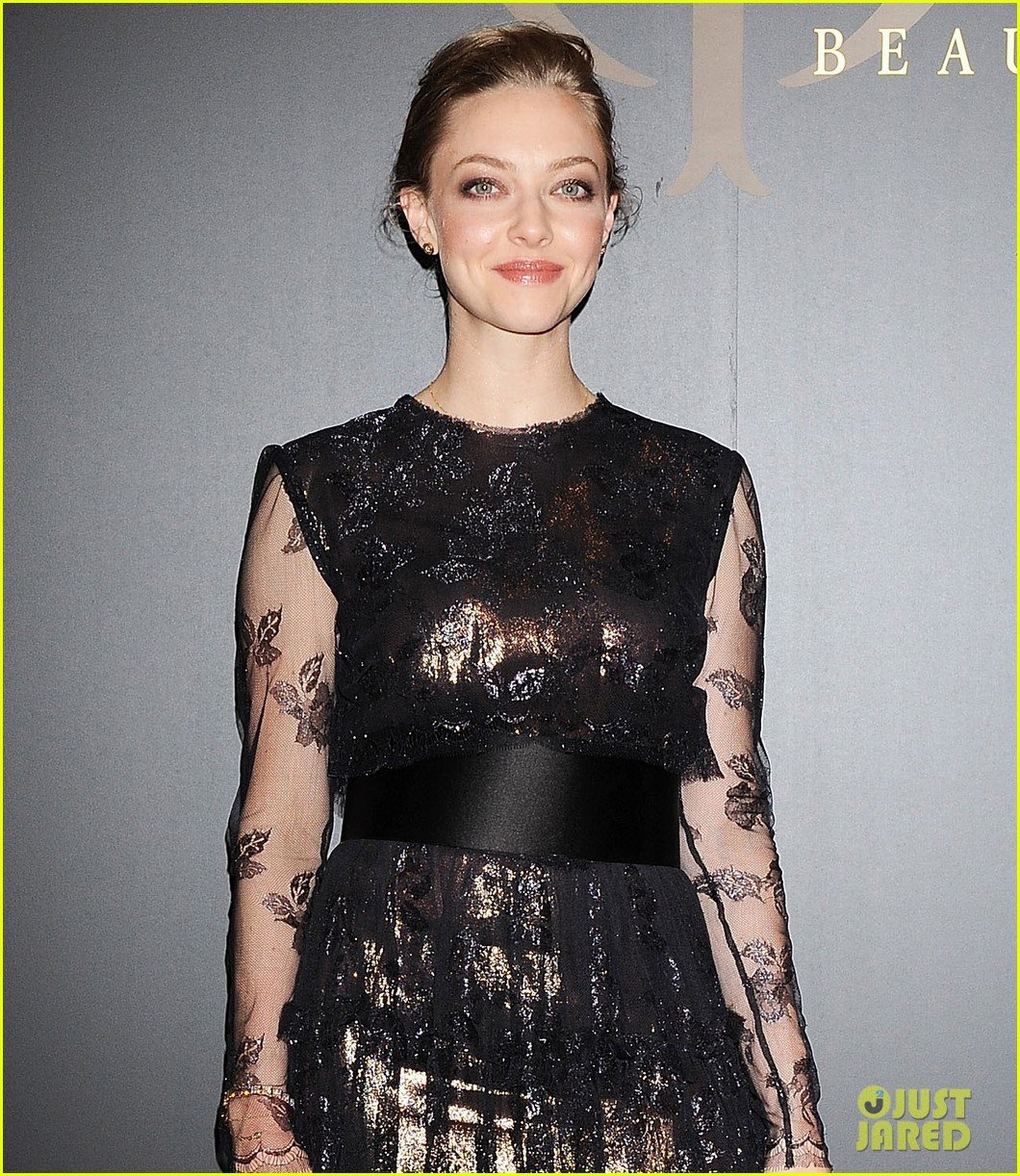 amanda seyfried touches down in tokyo for shiseido cle de peau beaute press conference 09