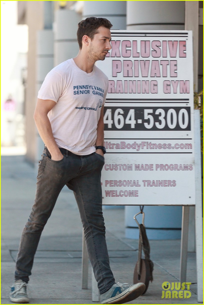 shia labeouf is feeling good en route to the gym 033128787