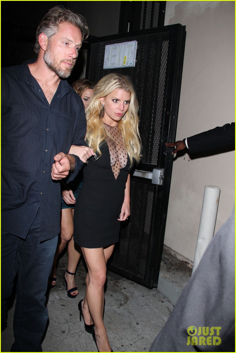 jessica simpson shows off her assets looks amazing 033131763
