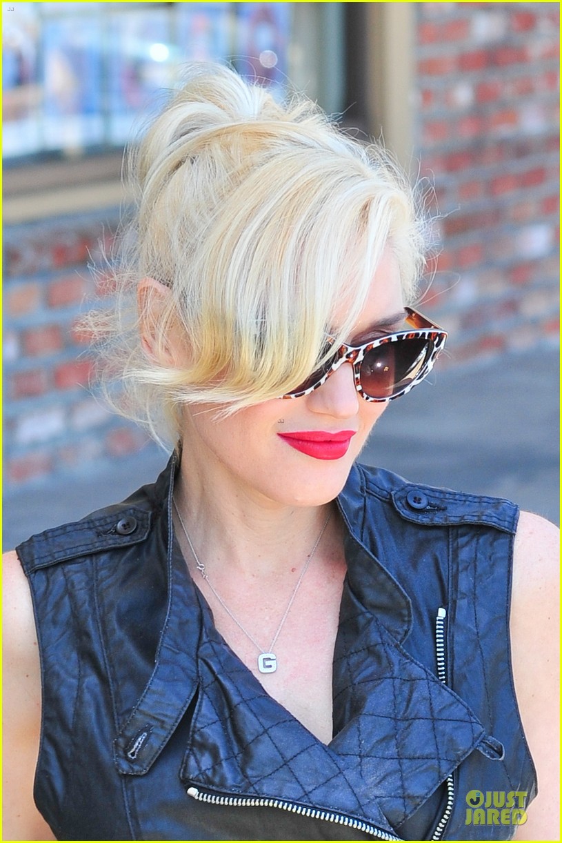gwen stefani hot pink at acupuncture clinic 10