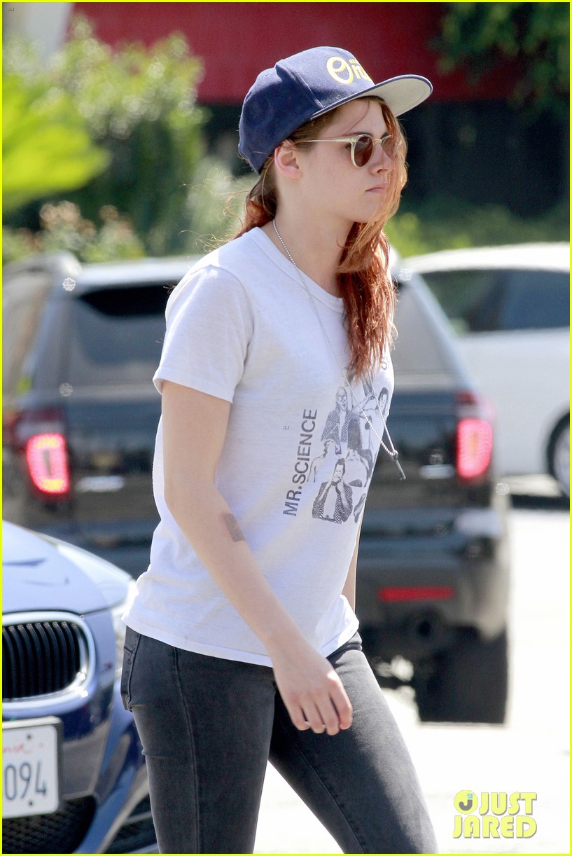 kristen stewart steps out solo on fathers day 02