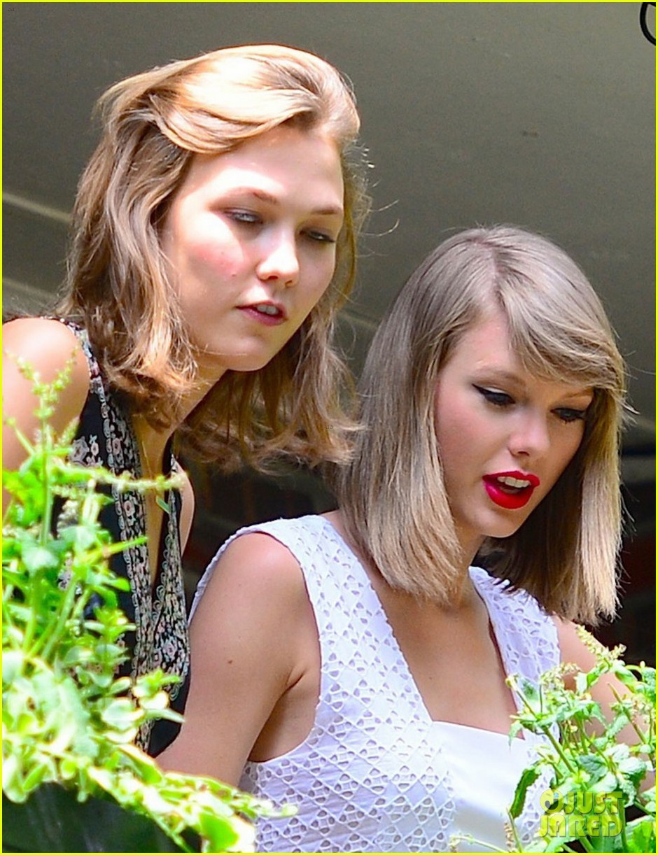 taylor swift plants in her garden with karlie kloss 04