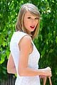 taylor swift plants in her garden with karlie kloss 01