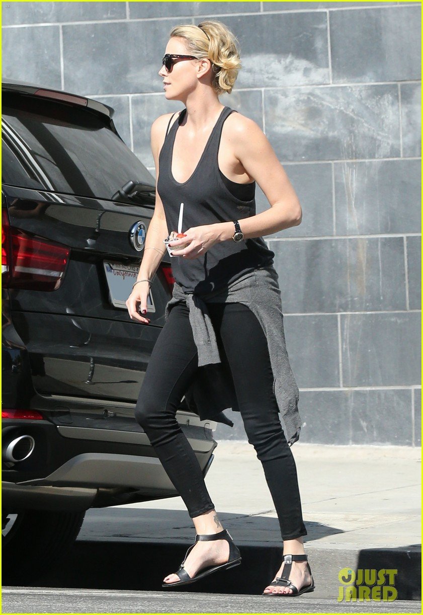 charlize theron forgets money at pinkberry returns later with huge tip 033128205