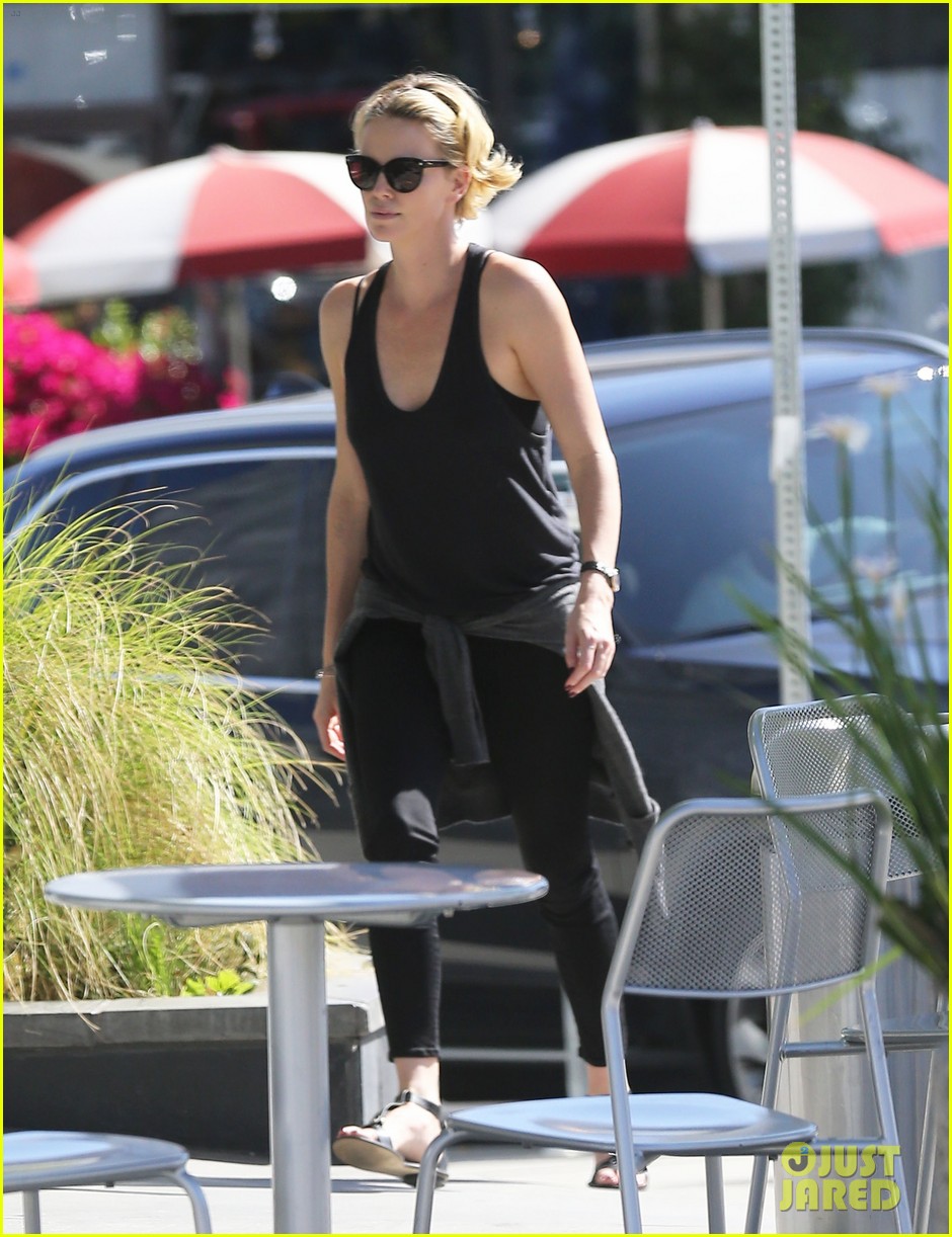 charlize theron forgets money at pinkberry returns later with huge tip 073128209