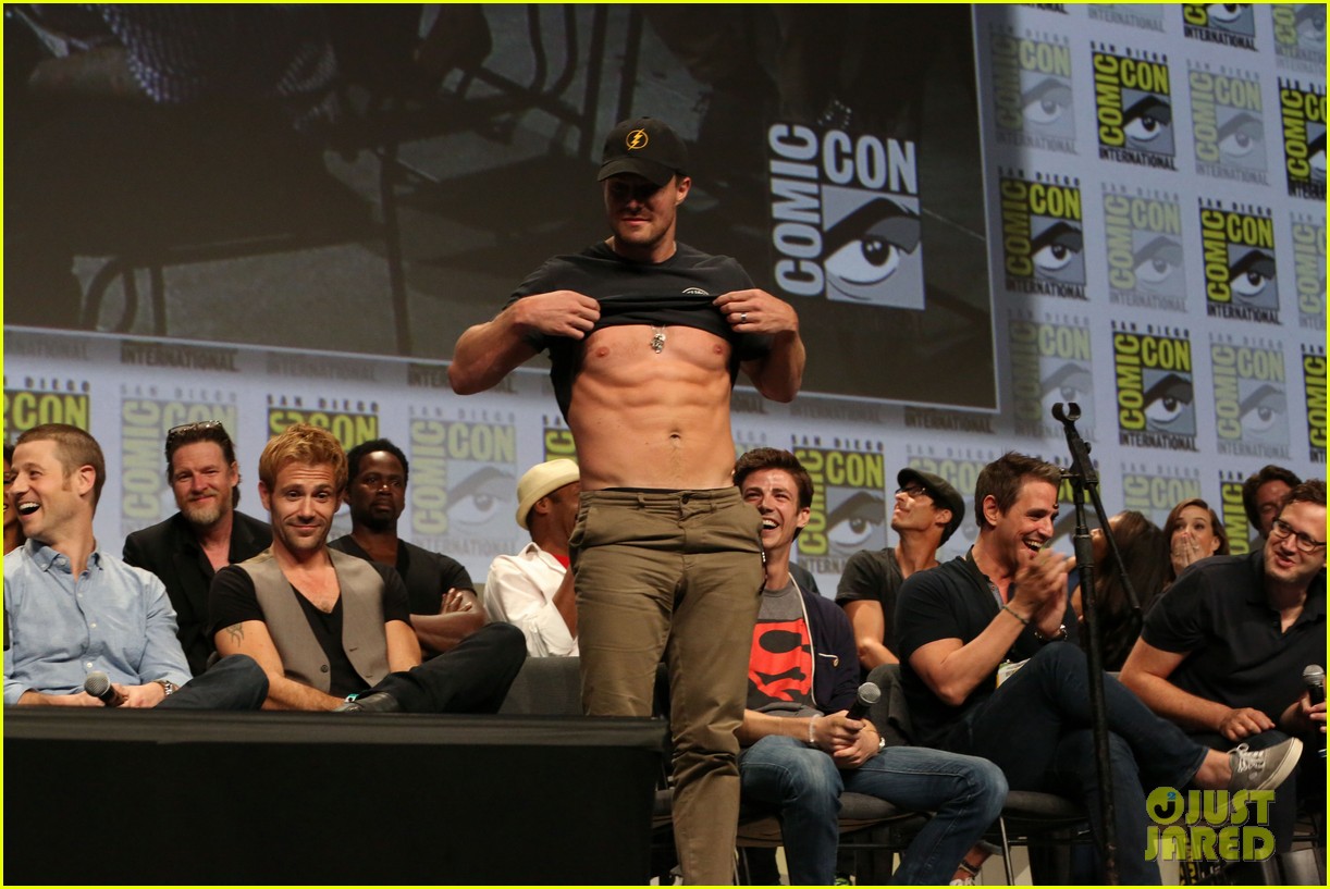 shirtless stephen amell warner brothers comic con sd 013165236
