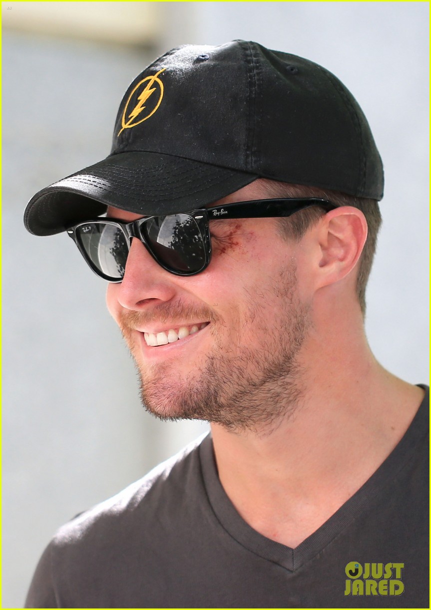 stephen amell flash hat caity sdcc spotting 083166029