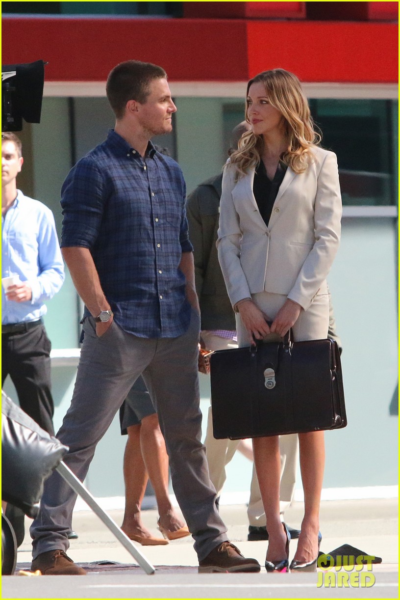 stephen amell katie cassidy arrow filming 03