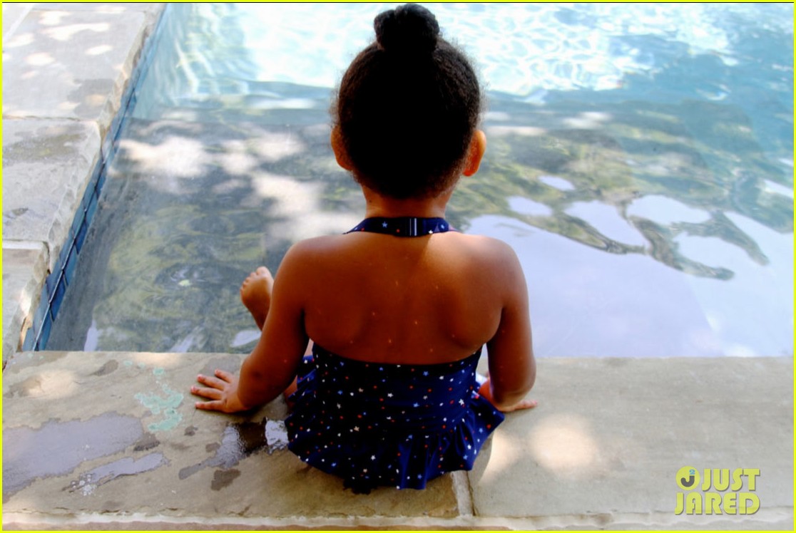 beyonce goes swimming with blue ivy in new family photos 03