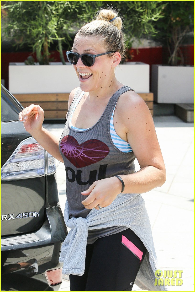 one year after giving birth busy philipps looks amazing 043148870