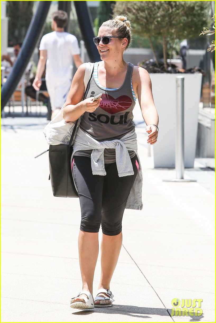 one year after giving birth busy philipps looks amazing 083148874