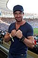 gerard butler flexes his huge muscles at world cup final 2014 01