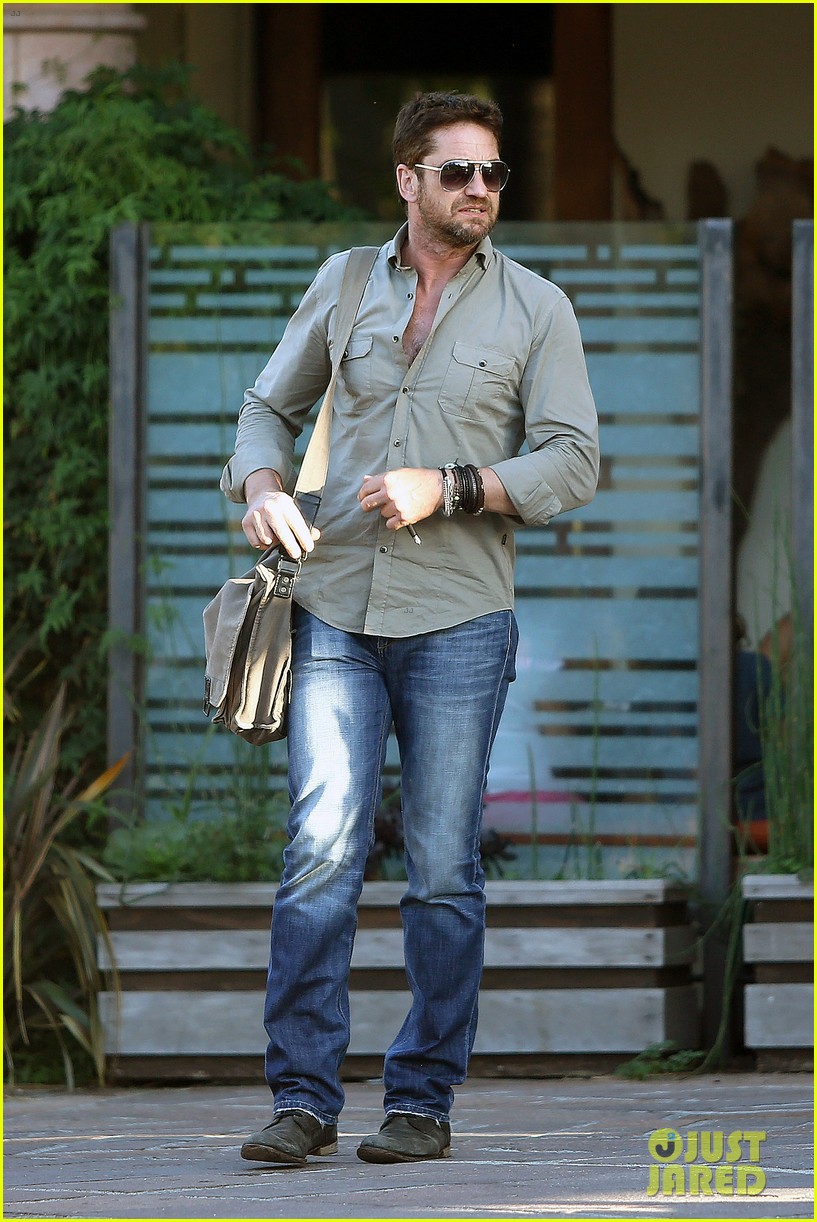 gerard butler keeps clothes the same two days 023163484