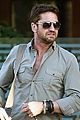 gerard butler keeps clothes the same two days 02