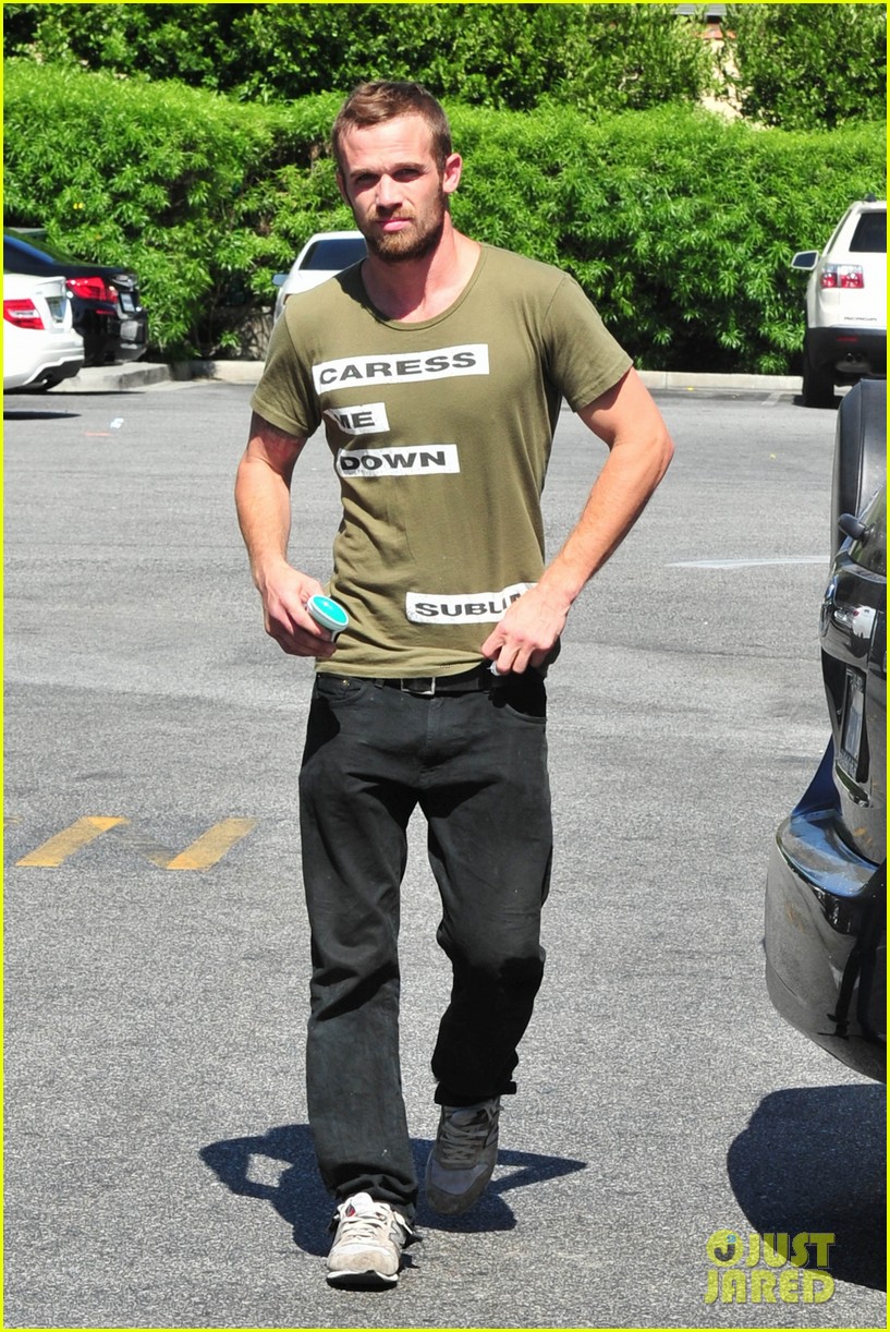 cam gigandet steps out after making controversial comments about oc 063153671