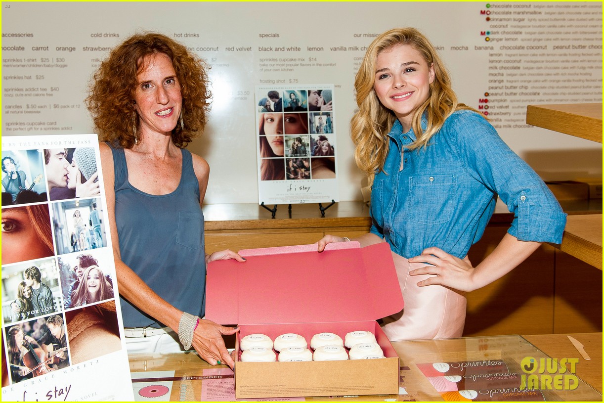 chloe moretz mobbed by fans if i stay chicago cupcakes 03