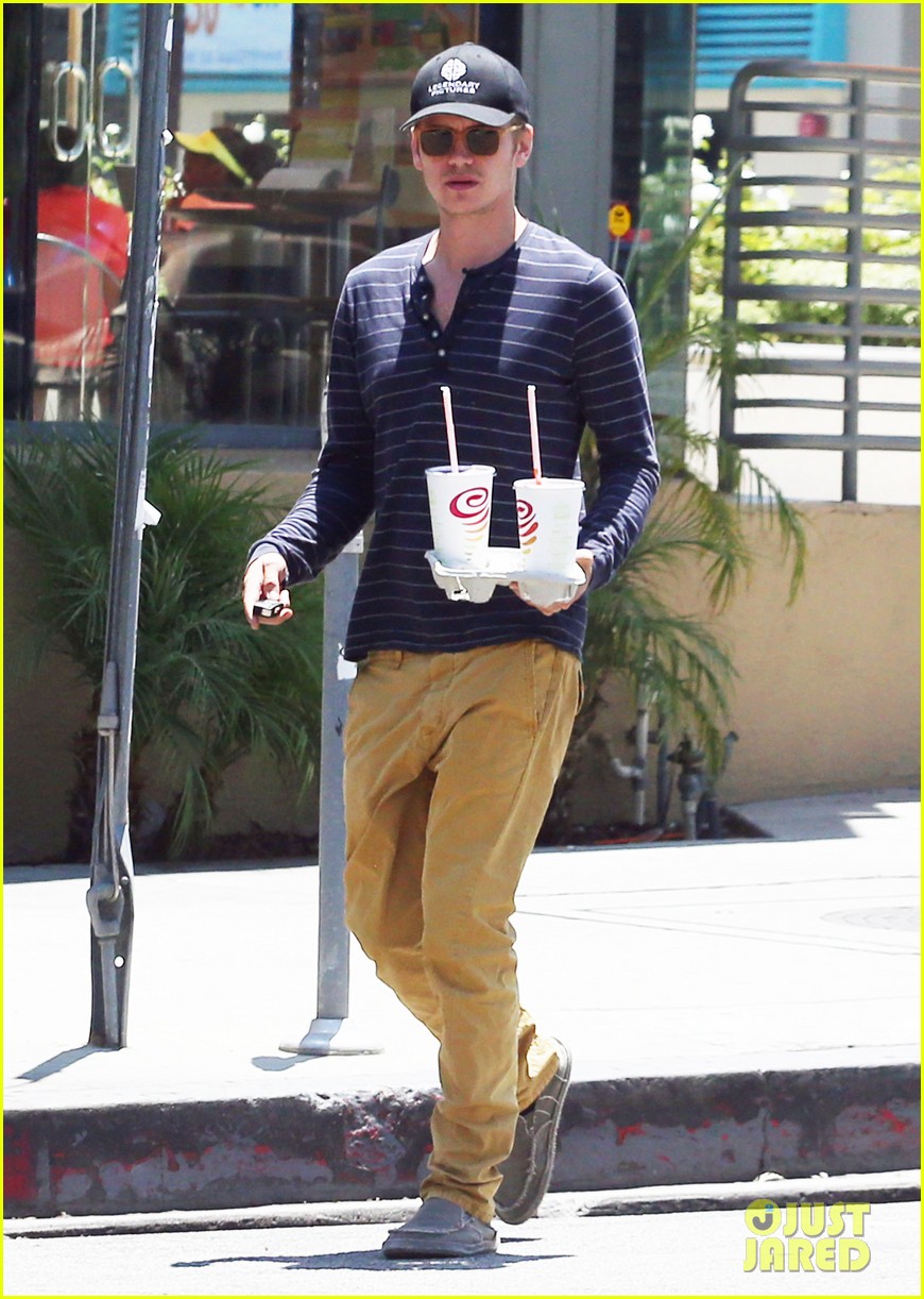 hayden christensen drops by jamba juice smoothies for two 01