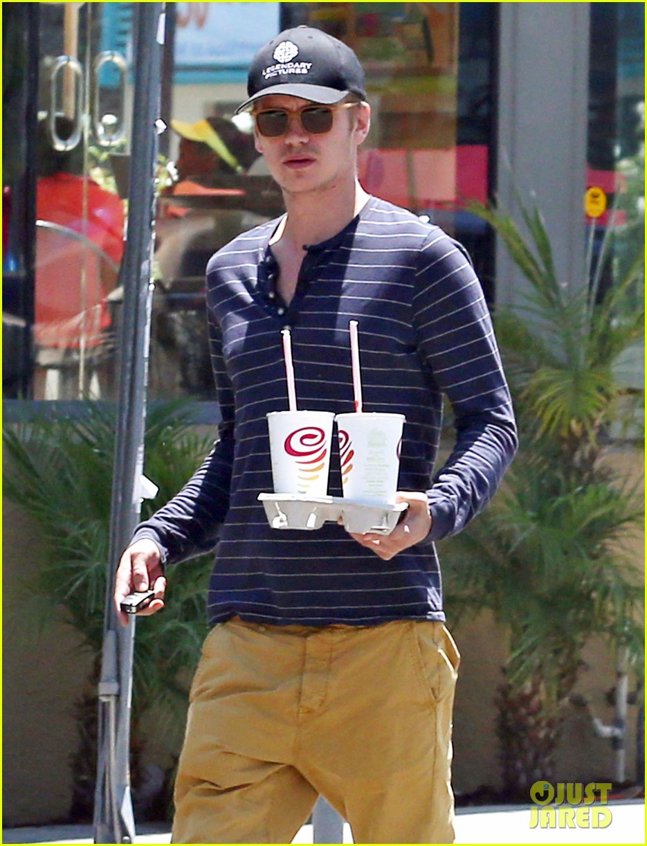 hayden christensen drops by jamba juice smoothies for two 04