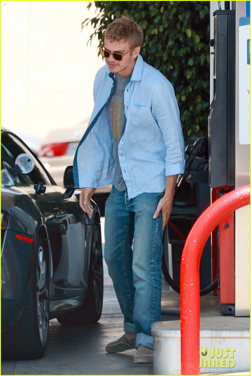 hayden christensen licks his lips while fueling his car 033148761