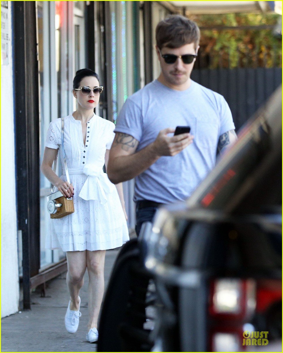 dita von teese knows how to wear summer white for lunch 093154390