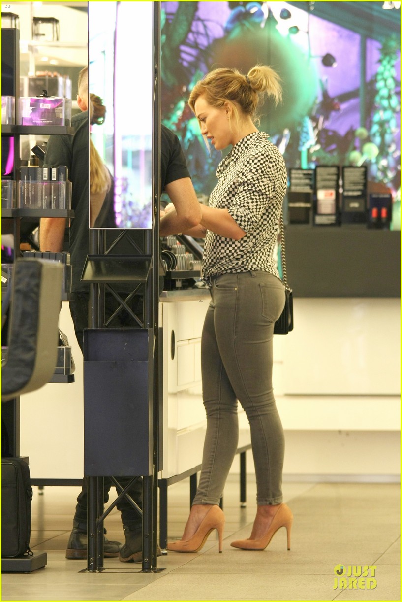 hilary duff grey skinny jeans to show off fit figure 08