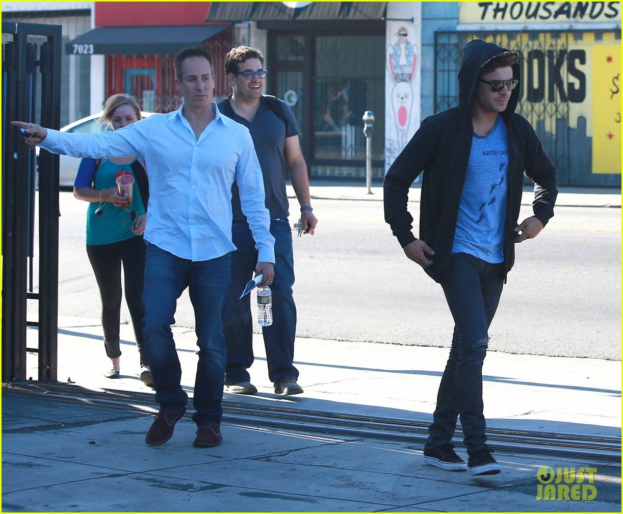 zac efron grabs lunch with manager jason barrett 083162593