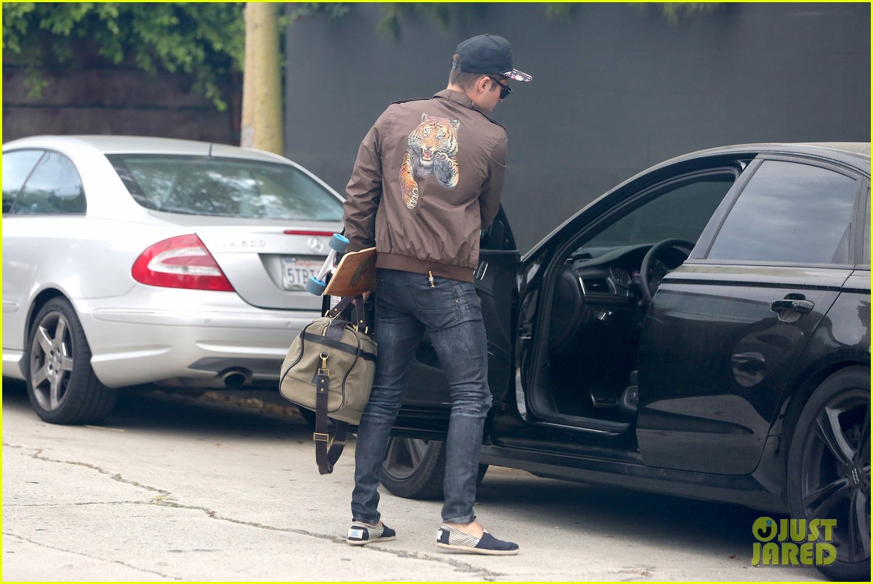 zac efron spotted leaving michelle rodriguez home 103161120