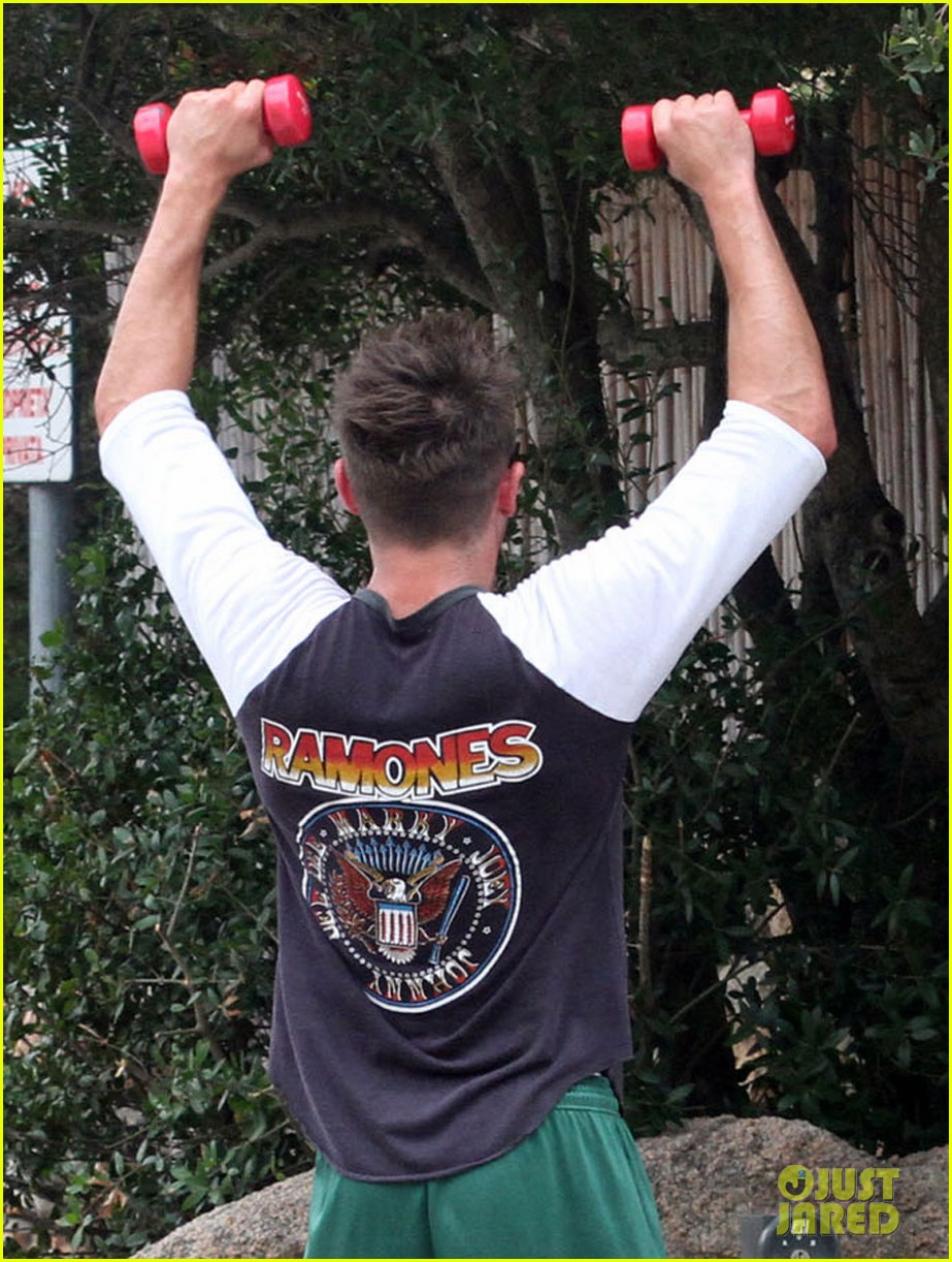 zac efron works on his fitness with gianluca vacchi 103150068