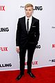 mireille enos shows off her baby bump at premiere of the killing 17
