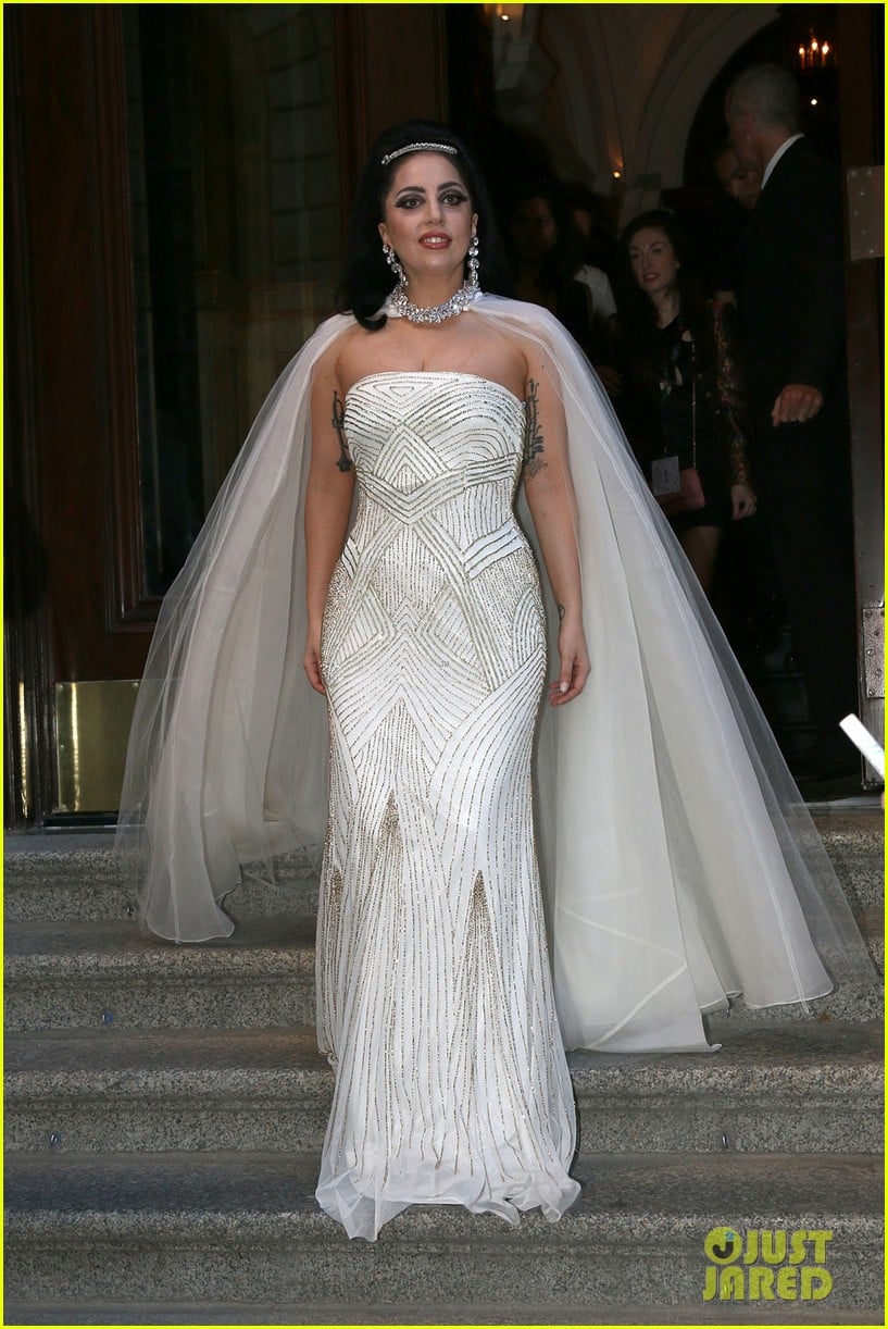 lady gaga wears wedding dress for surprise tony bennett performance 013148304