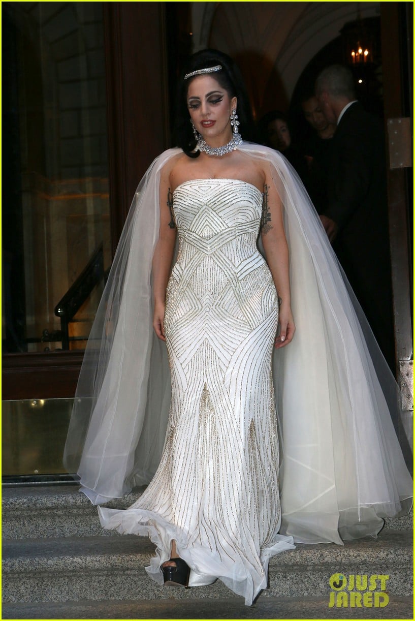 lady gaga wears wedding dress for surprise tony bennett performance 033148306