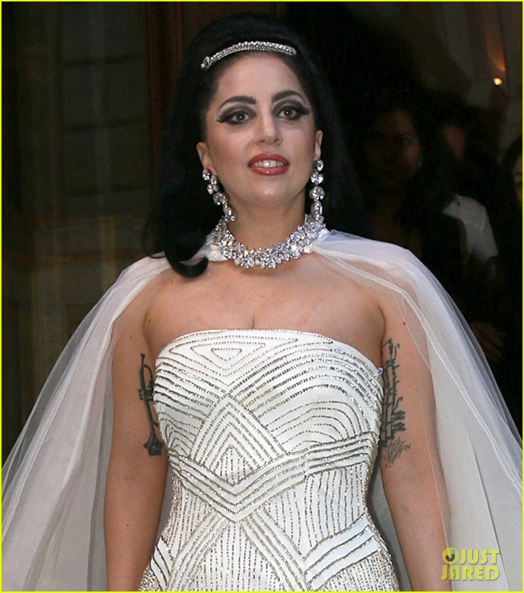 lady gaga wears wedding dress for surprise tony bennett performance 043148307