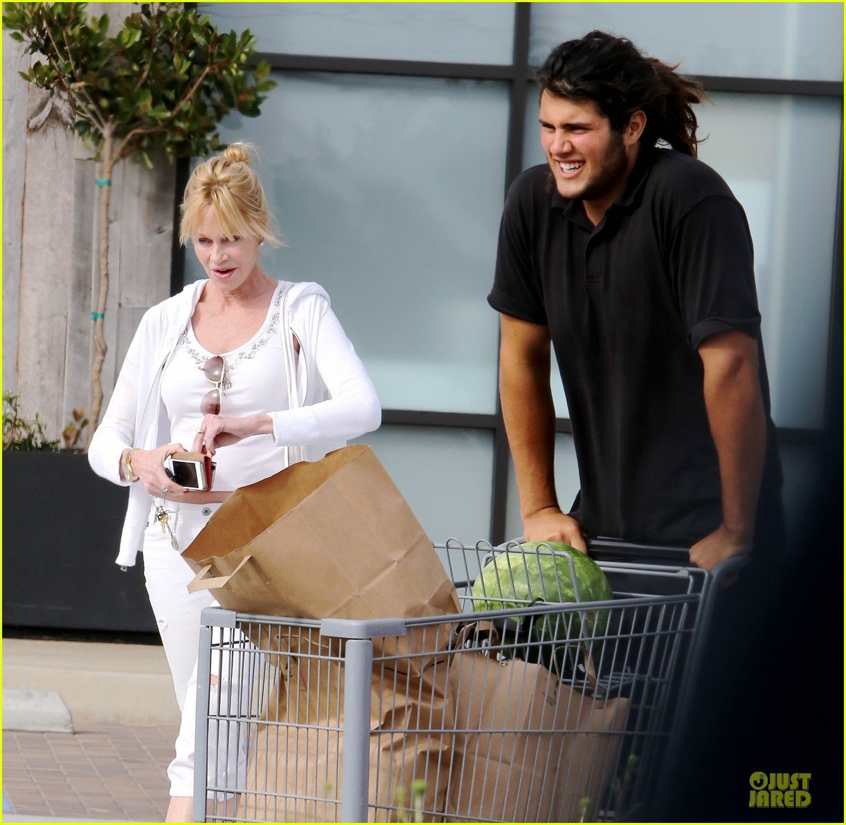 melanie griffith gets grocery help on fourth of july 02