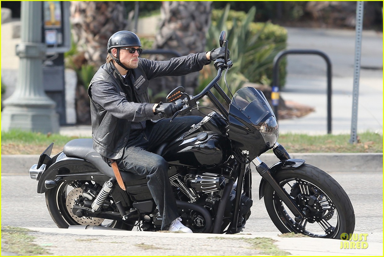 charlie hunnam gets into physical altercation for sons of anarchy 083156392