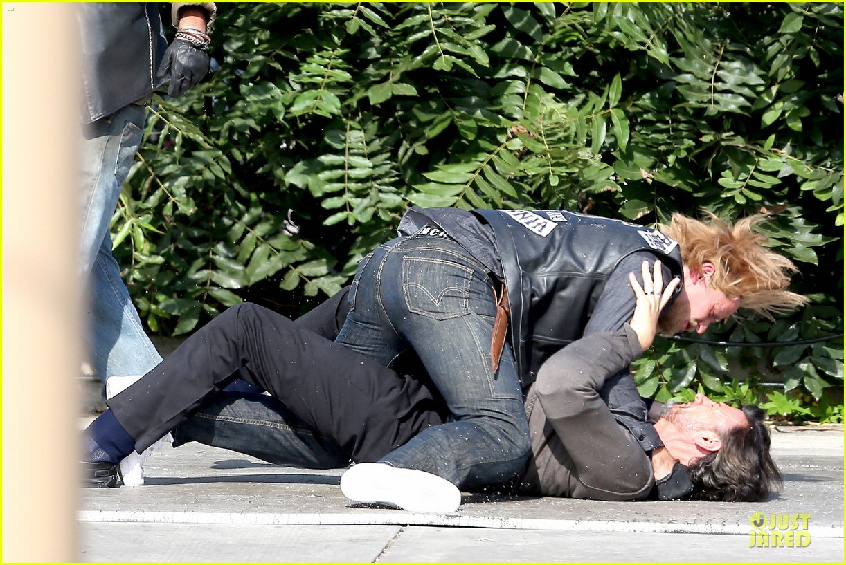 charlie hunnam gets into physical altercation for sons of anarchy 09