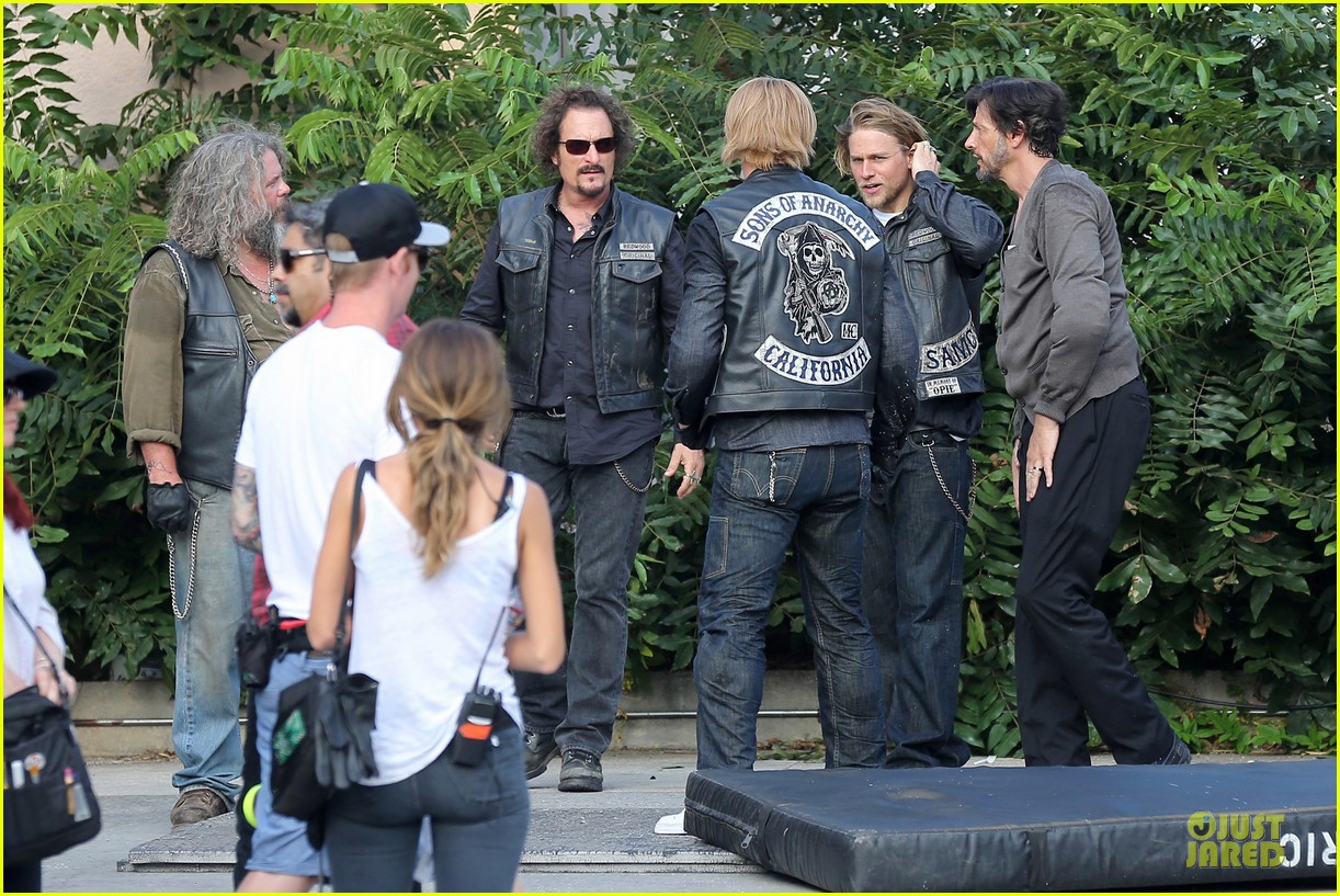 charlie hunnam gets into physical altercation for sons of anarchy 323156416