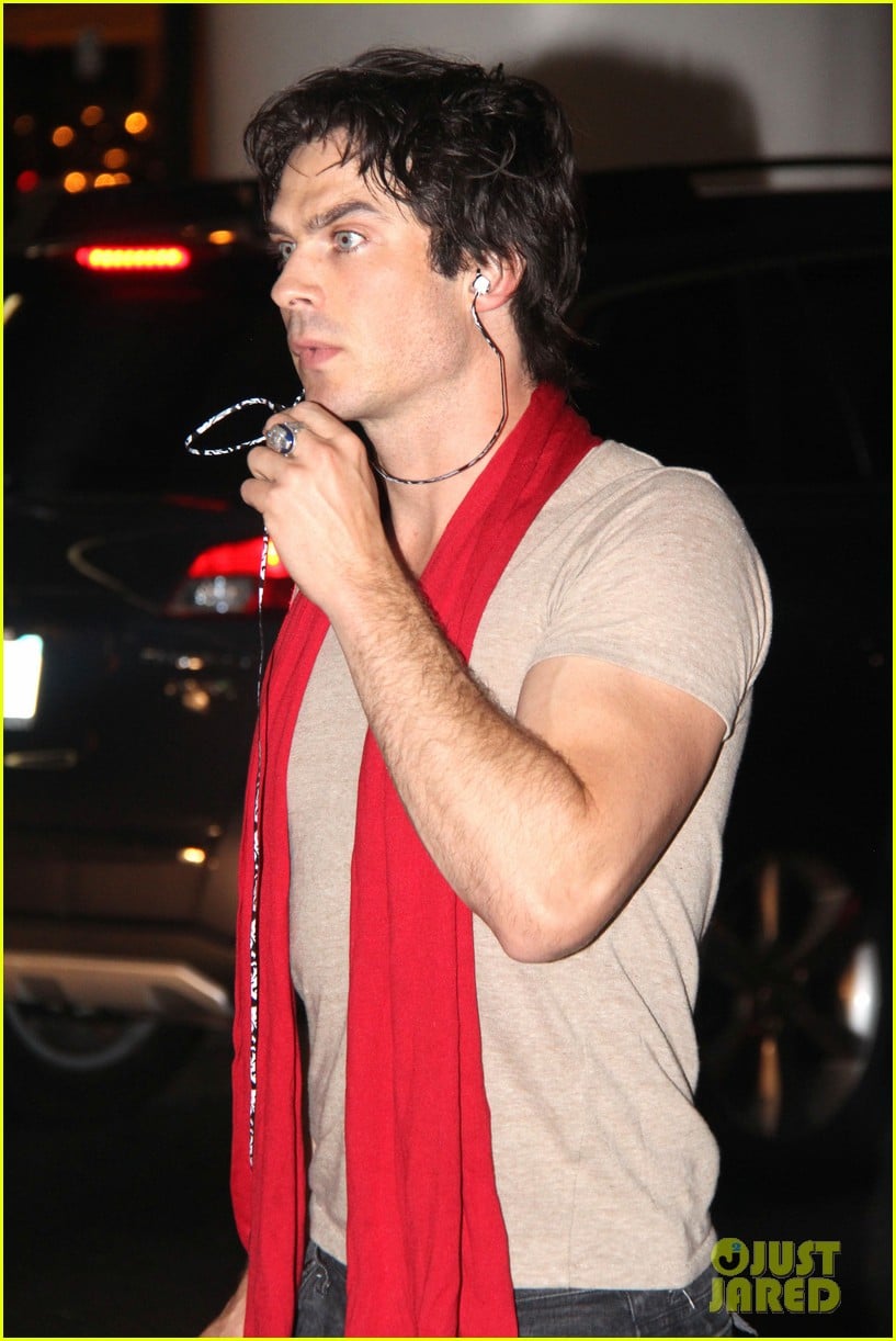 ian somerhalder makes his way to comic con after weekend with nikki reed 14