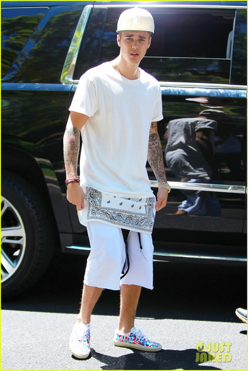 Did Justin Bieber Skip Lines at Disneyland in a Wheelchair? Photo 3162474 Justin Bieber