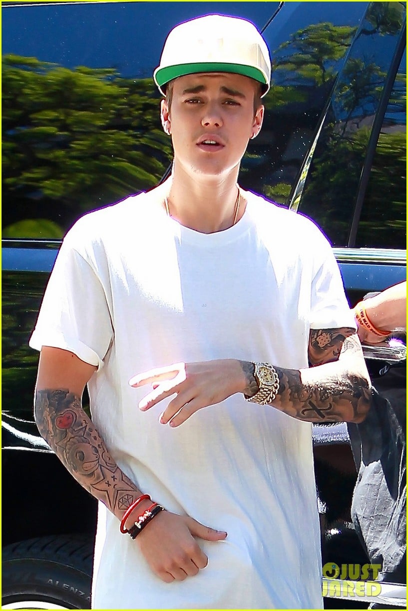 Did Justin Bieber Skip Lines at Disneyland in a Wheelchair? Photo 3162480 Justin Bieber